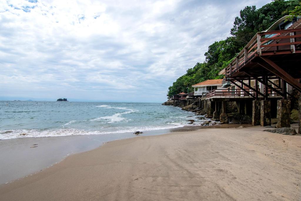  Ap com WiFi piscina e praia privativa no Guaruja