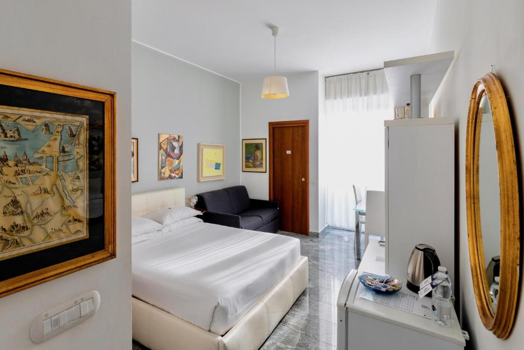 1 dormitorio con 1 cama y 1 sofá en Aiello Suites Executive, en Milán