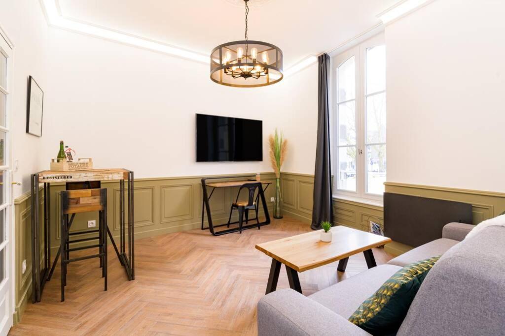 un salon avec un canapé et une table dans l'établissement Appartement de charme centre ville avec terasse, à Saint-Brieuc