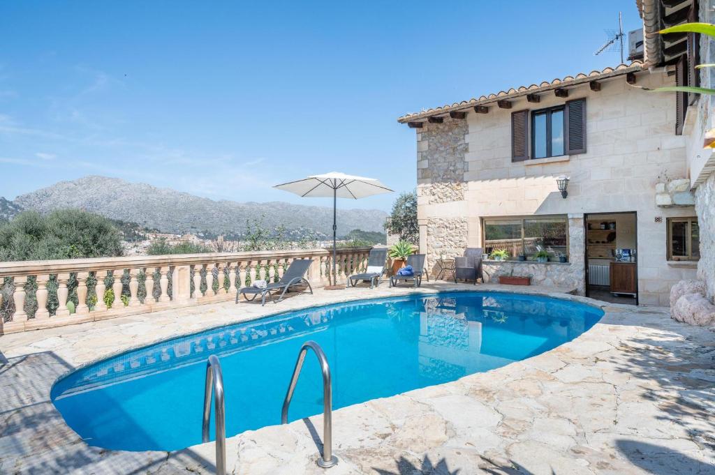 una piscina frente a una casa en Pou dels Escarabats, en Pollensa