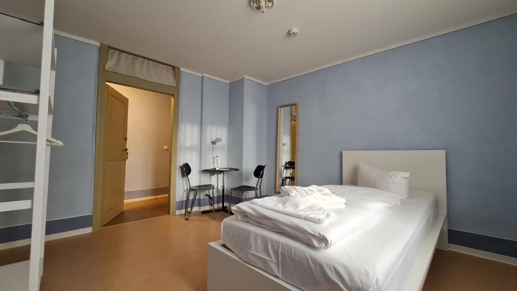 Postel nebo postele na pokoji v ubytování Hotel Cranach-Herberge City Centre