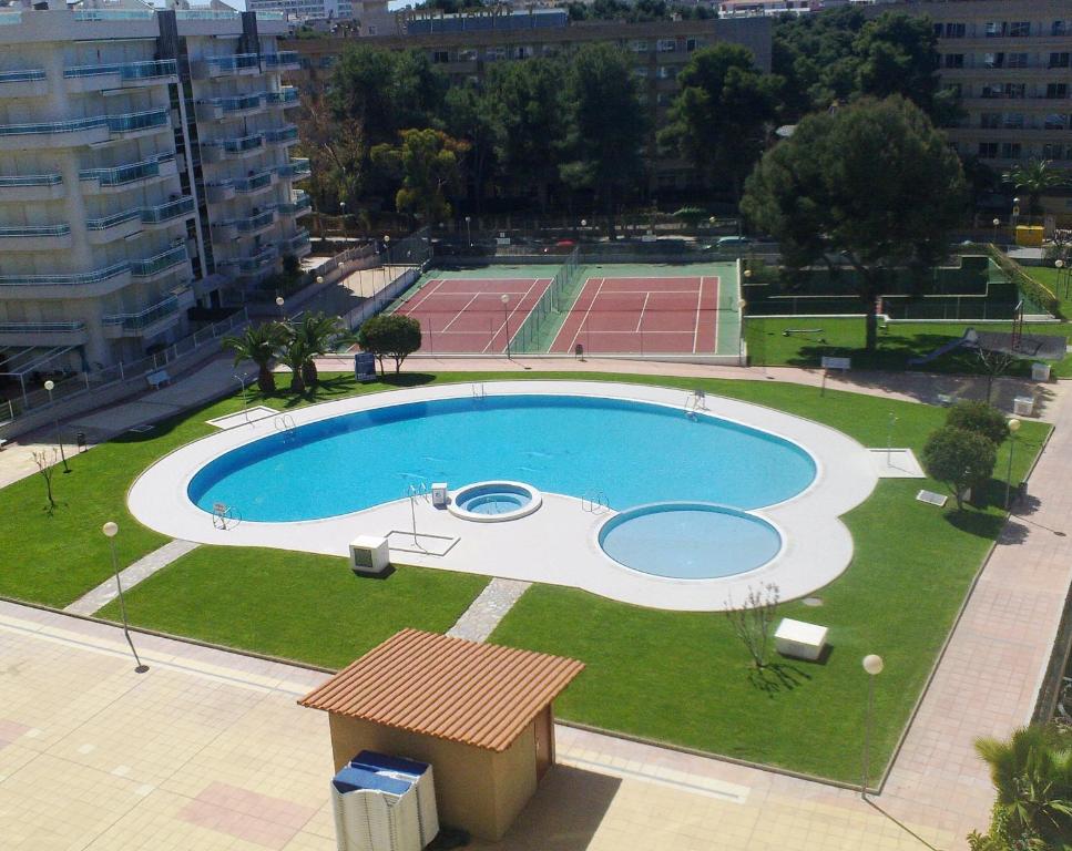 una vista aérea de una piscina en una ciudad en Ibersol Larimar Apartments, en Salou