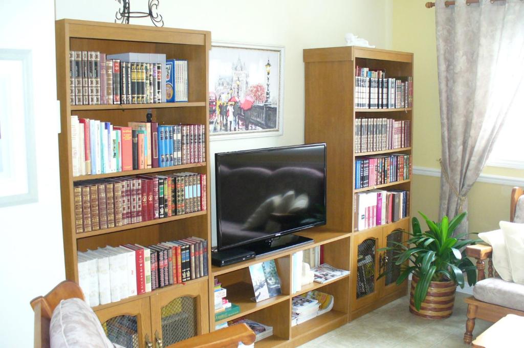 una sala de estar con estanterías llenas de libros en Gite Parfum de Mer Bed and Breakfast, en Pabos
