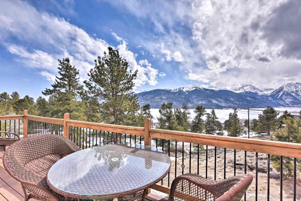 une table et des chaises sur une terrasse avec des montagnes dans l'établissement Gorgeous Twin Lakes Home with Deck Overlooking Mtns!, à Twin Lakes