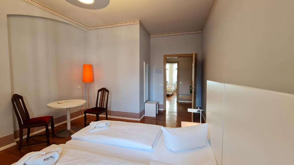 Postel nebo postele na pokoji v ubytování Hotel Cranach-Herberge City Centre
