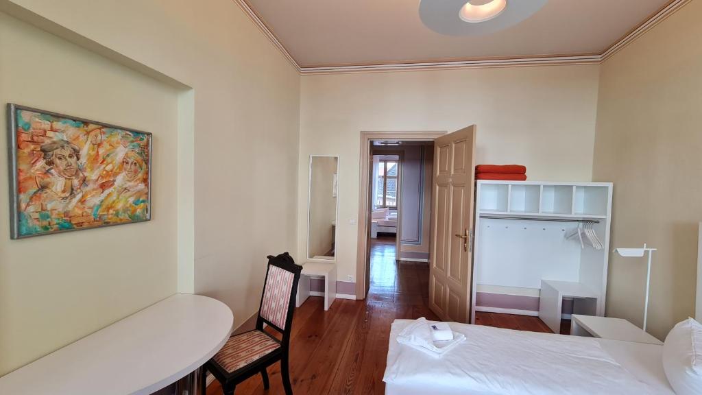 Postel nebo postele na pokoji v ubytování Hotel Cranach-Herberge City Centre