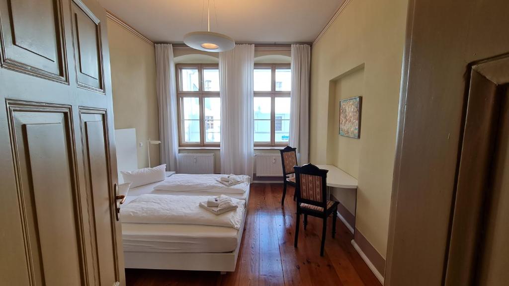 Postel nebo postele na pokoji v ubytování Hotel Cranach-Herberge City Centre