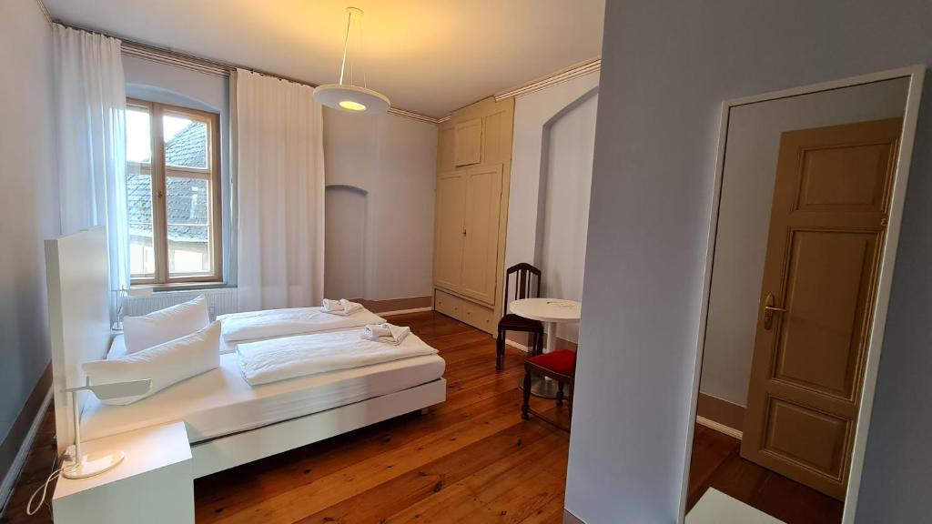 Postel nebo postele na pokoji v ubytování Hotel Cranach-Herberge City Centre