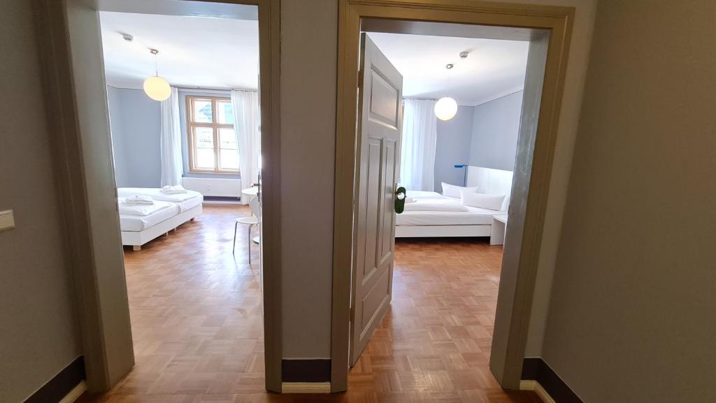 Postel nebo postele na pokoji v ubytování Hotel Cranach-Herberge City Centre
