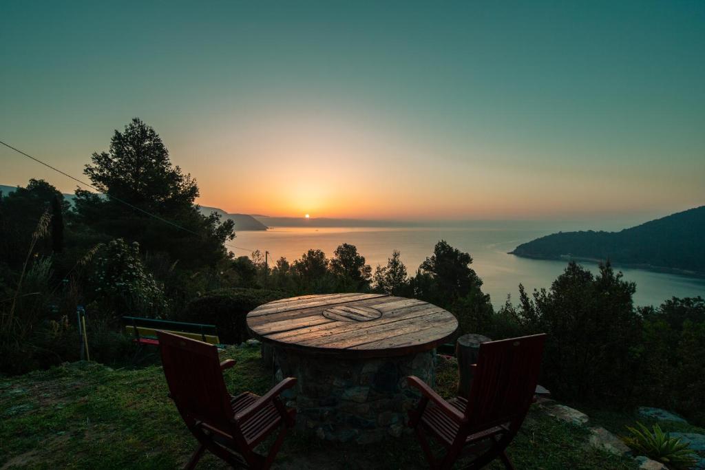 カンポ・ネッレルバにあるLa Collina sul Mareの夕日を背景にテーブルと椅子2脚