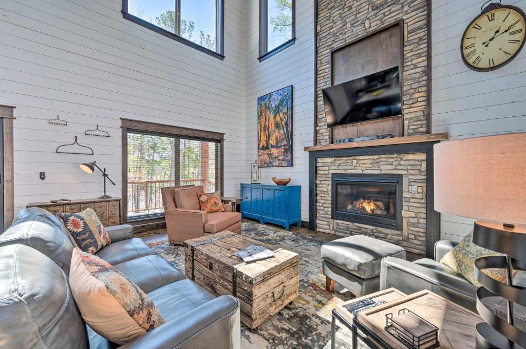 TV a/nebo společenská místnost v ubytování Luxury Cabin Getaway 1 Mi To Broken Bow Lake!