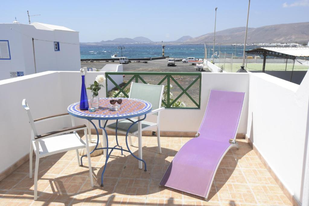 プンタ・ムヘーレスにあるMar y Sol Terraces Sea Viewsの海を望むバルコニー(テーブル、椅子付)