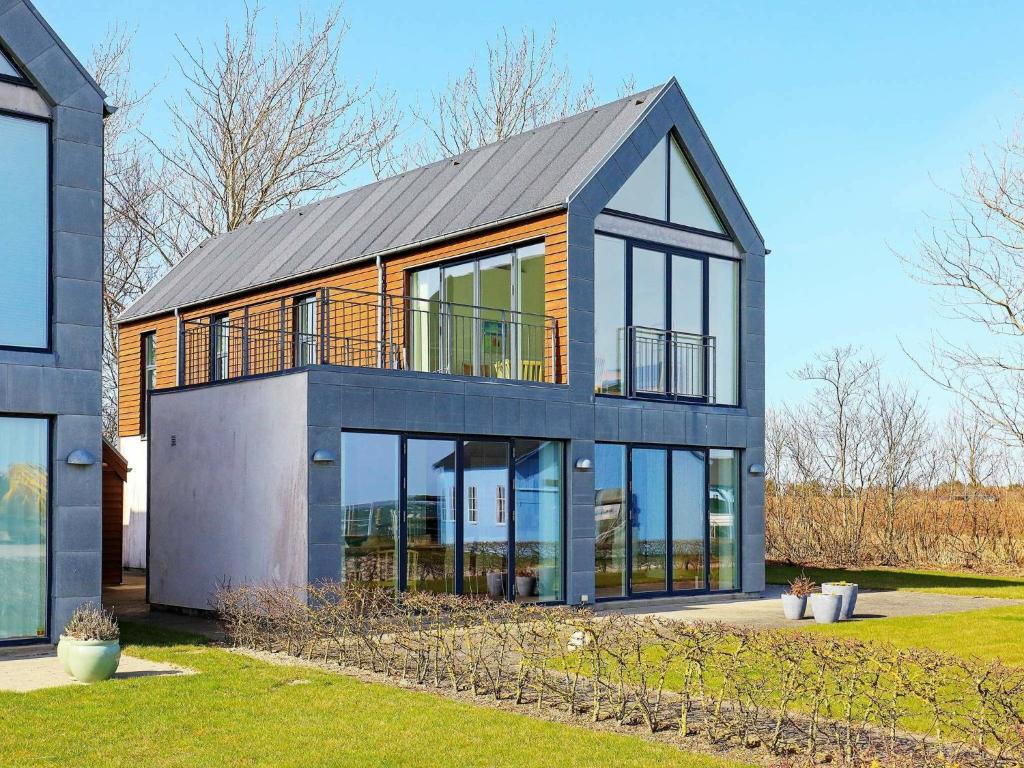 una casa con ventanas de cristal y techo en 6 person holiday home in Thyholm, en Thyholm