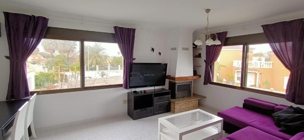 TV a/nebo společenská místnost v ubytování Apartamento con jardin