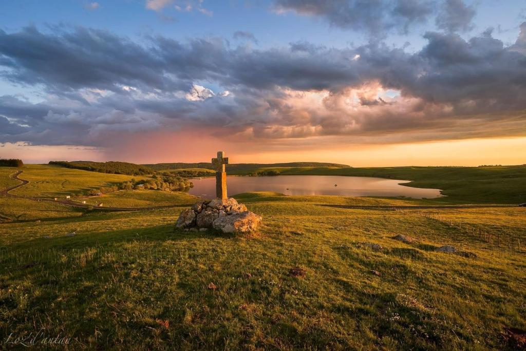 Sončni vzhod oz. zahod, fotografiran iz počitniške hiške oz. okolice