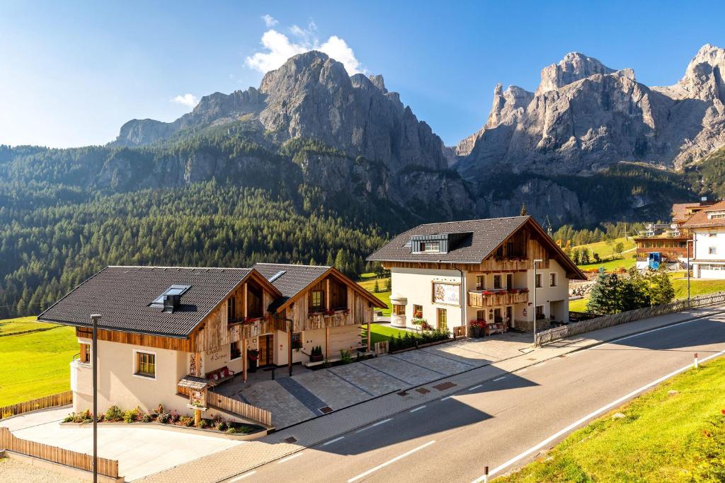 an aerial view of a village with mountains in the background at Chalets 4 Sorus & Apartments La Villetta in Colfosco