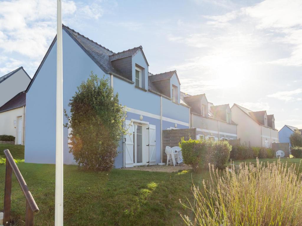 a house with a blue and white facade at Vacancéole - Résidence Les Terrasses de Pentrez-Plage in Pentrez