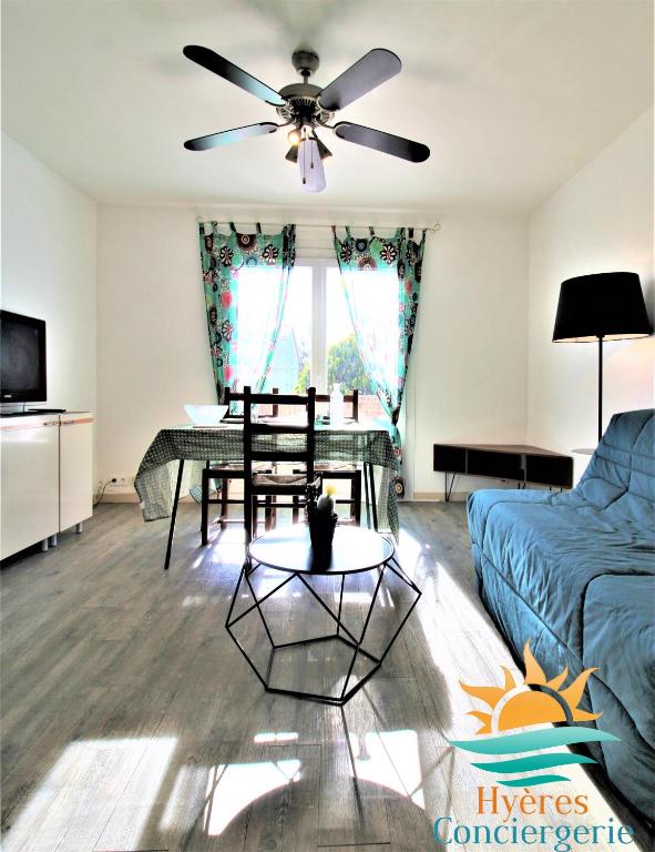 un salon avec un canapé et une table dans l'établissement Hyères-plage Studio cabine-L'ayguade BY HC, à Hyères