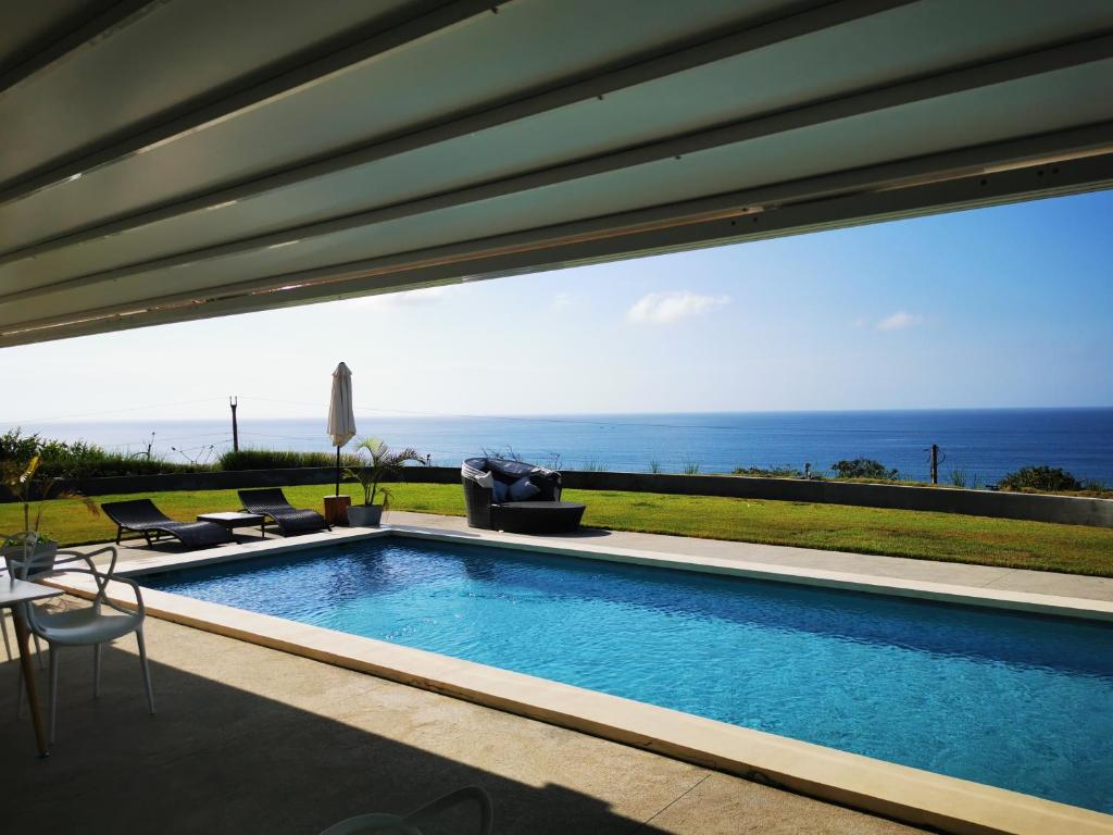 Bazén v ubytování Ocean Breeze Cove - Luxury Retreat nebo v jeho okolí