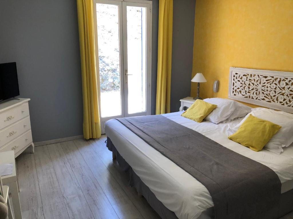 Postel nebo postele na pokoji v ubytování HOTEL LE MAS D'HèLèNE
