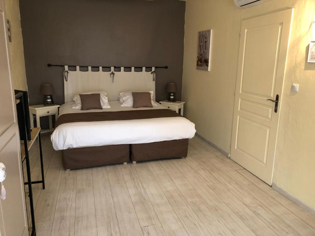 Postel nebo postele na pokoji v ubytování HOTEL LE MAS D'HèLèNE
