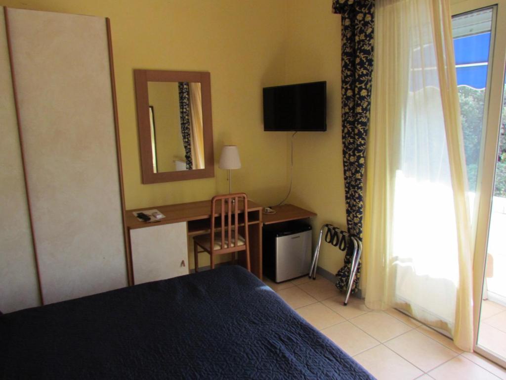 TV a/nebo společenská místnost v ubytování Hotel Villa Colombo