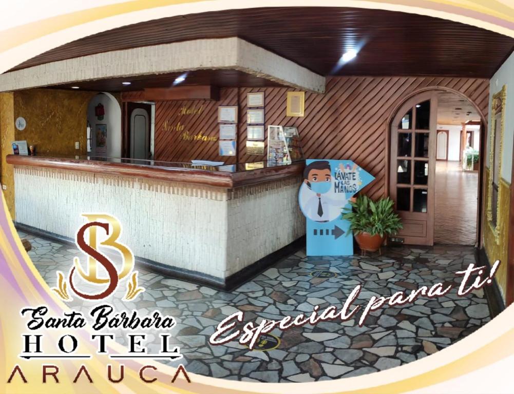 阿勞卡的住宿－Santa Barbara Arauca，大楼前方带有圣士丁标志的酒店入口