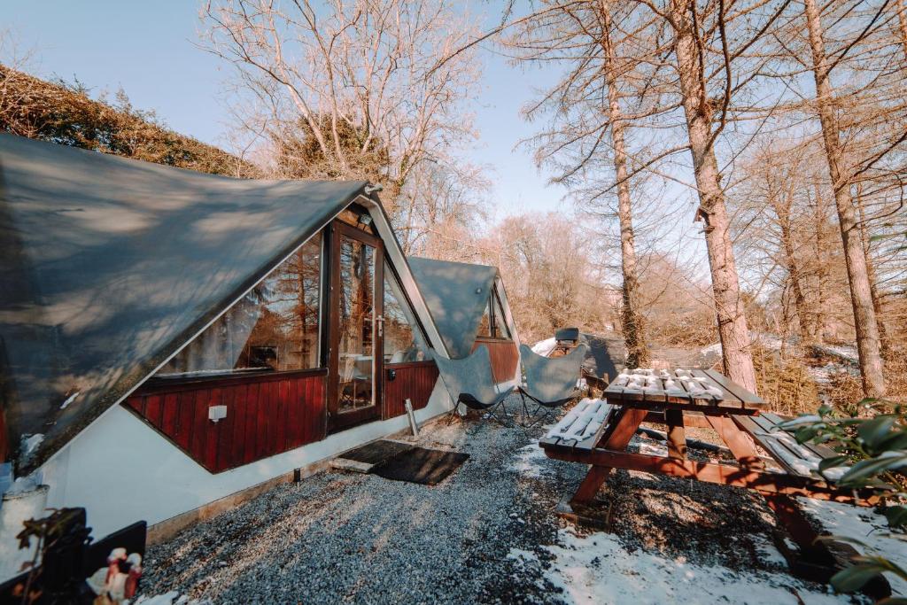namiot i stół piknikowy w lesie w obiekcie Chalet Boréal avec bain à bulles - In the Woods w mieście Gesves