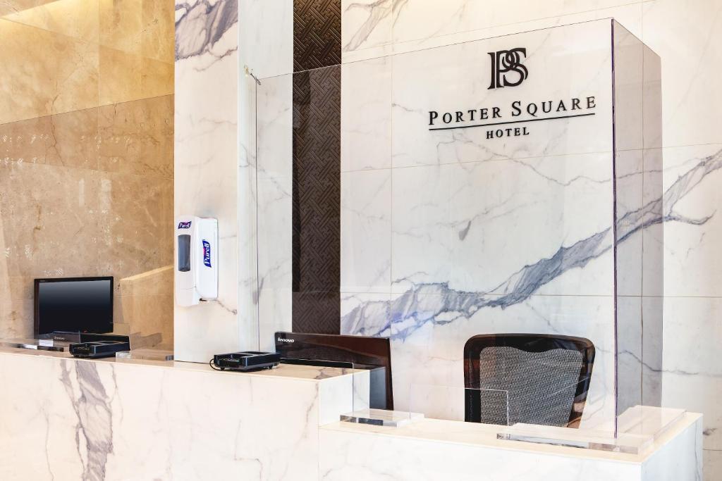 TV a/nebo společenská místnost v ubytování Porter Square Hotel