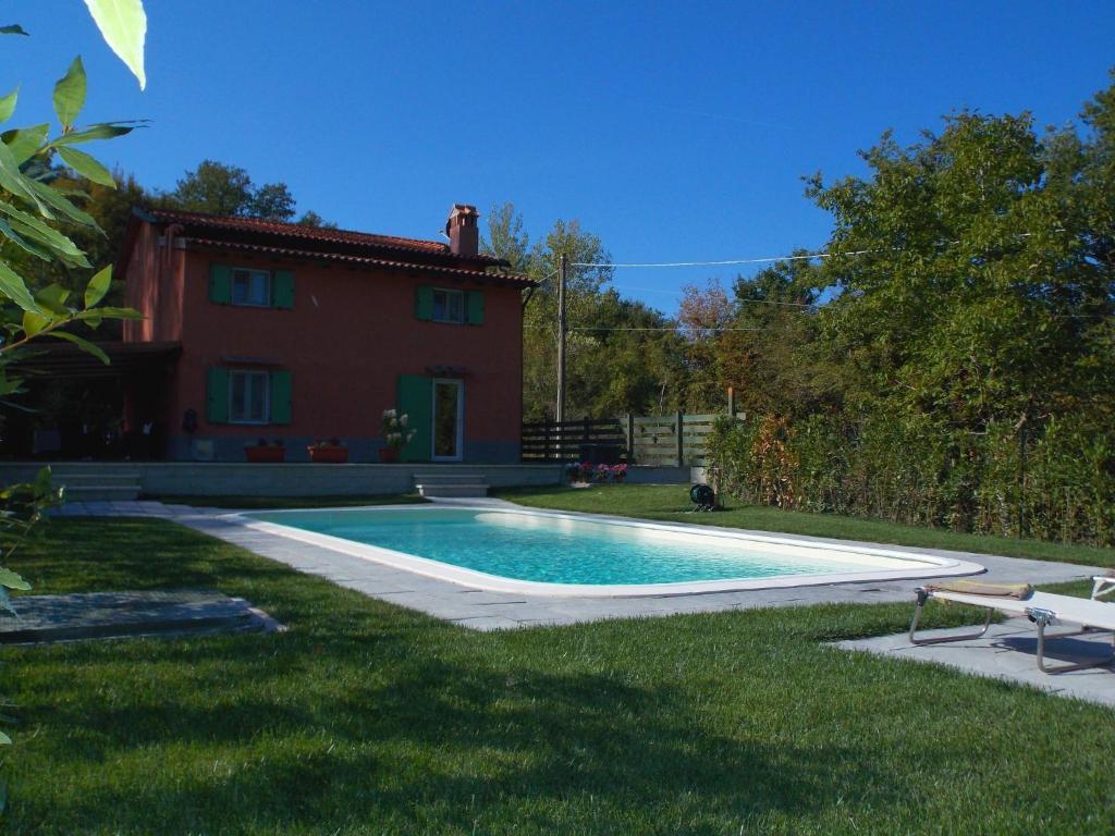 una piscina en el patio de una casa en La Casetta en Marcoiano
