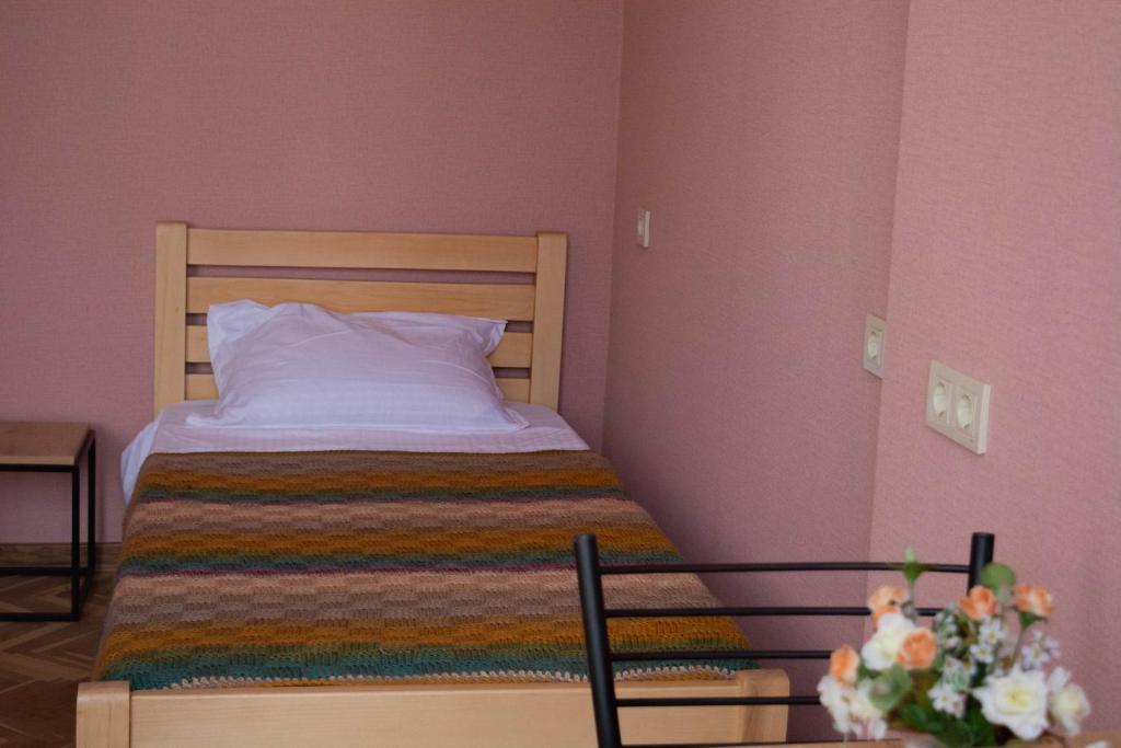 Postel nebo postele na pokoji v ubytování Sunflower Hotel
