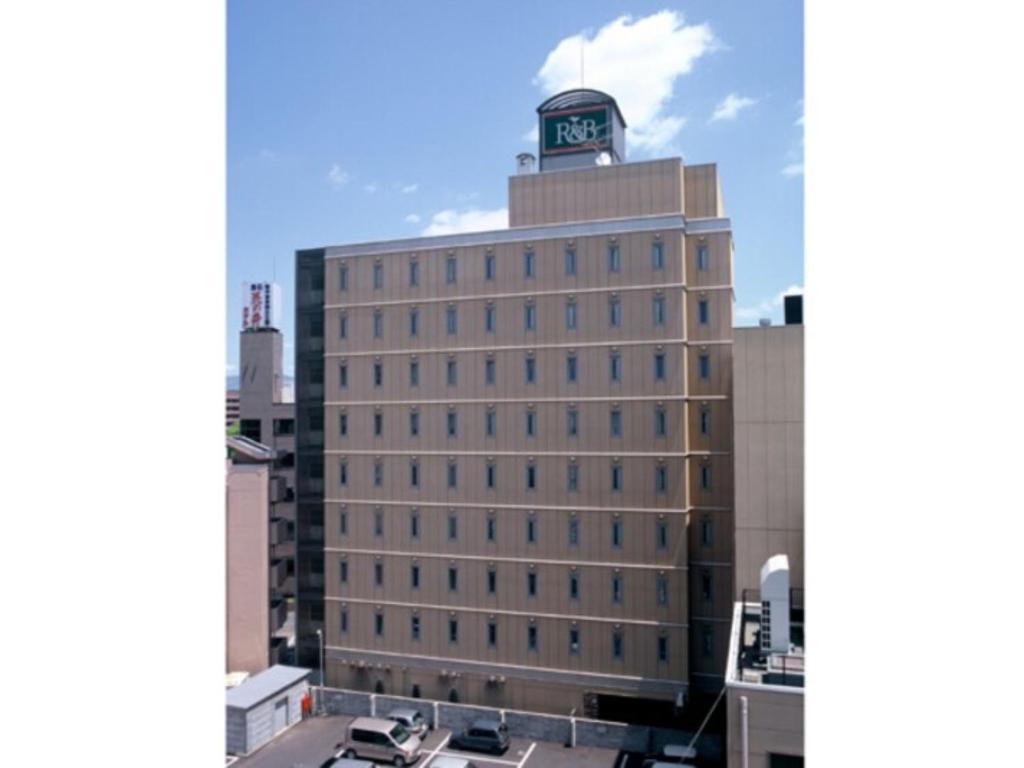 盛岡市にあるR&B HOTEL MORIOKA EKIMAE - Vacation STAY 13859vの上に時計塔がある建物