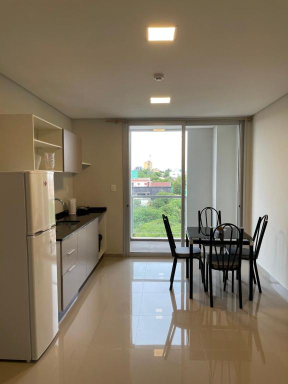 a kitchen and dining room with a table and chairs at Monoambiente a 400 metros de la playa in Encarnación