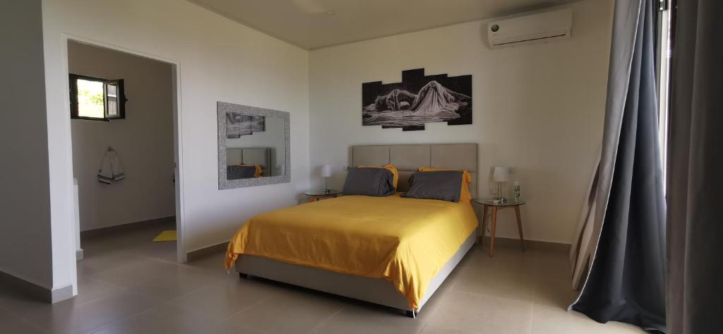 Postel nebo postele na pokoji v ubytování Ocean Breeze Cove - Luxury Retreat