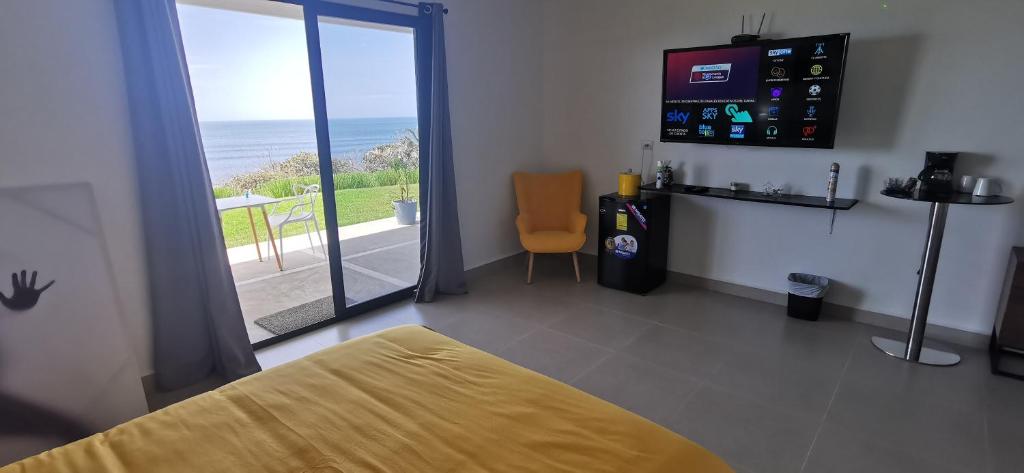TV a/nebo společenská místnost v ubytování Ocean Breeze Cove - Luxury Retreat