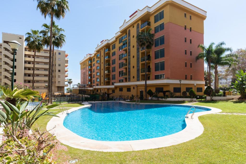 una piscina frente a un edificio en Apartamento Residencial Bajondillo, en Torremolinos