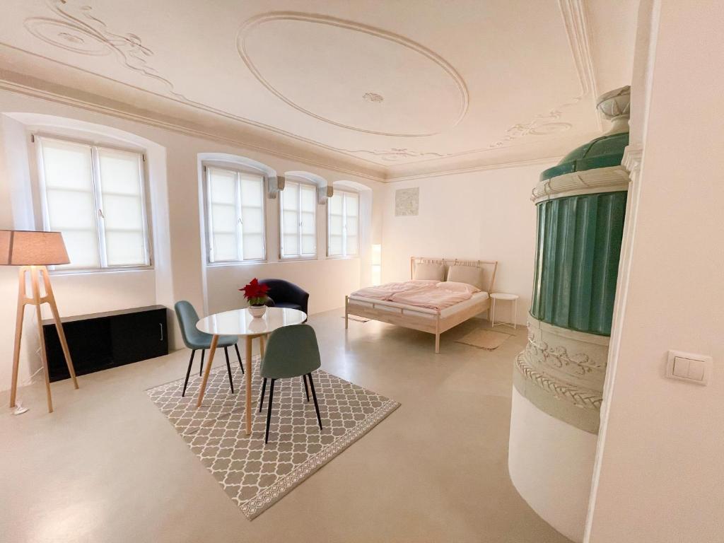 Habitación con cama, mesa y sillas. en Lauben Suite Old Town Bolzano, en Bolzano