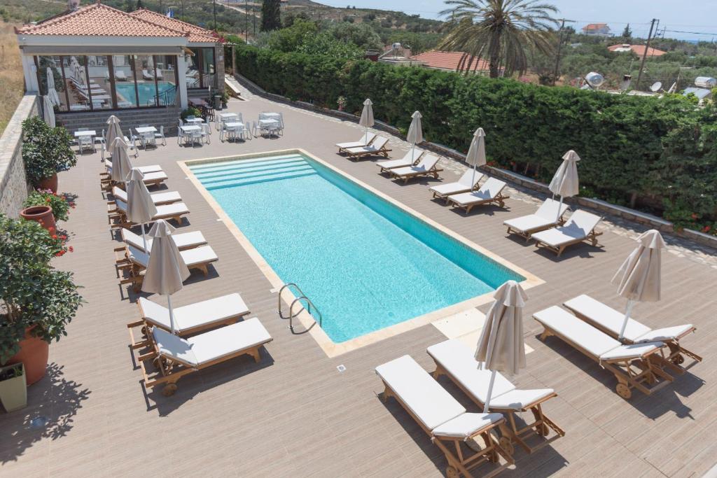 Bazén v ubytování Elafonisos Resort nebo v jeho okolí
