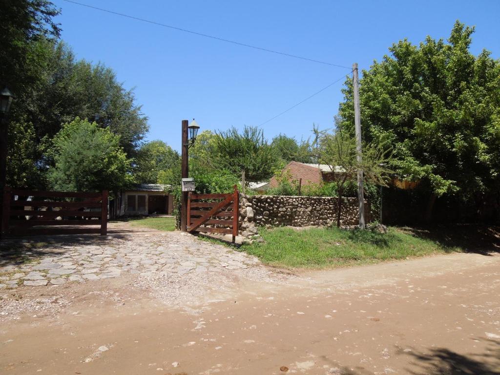 サンタ・ロサ・デ・カラムチタにあるCabañas La Pircaの家の前の柵と門