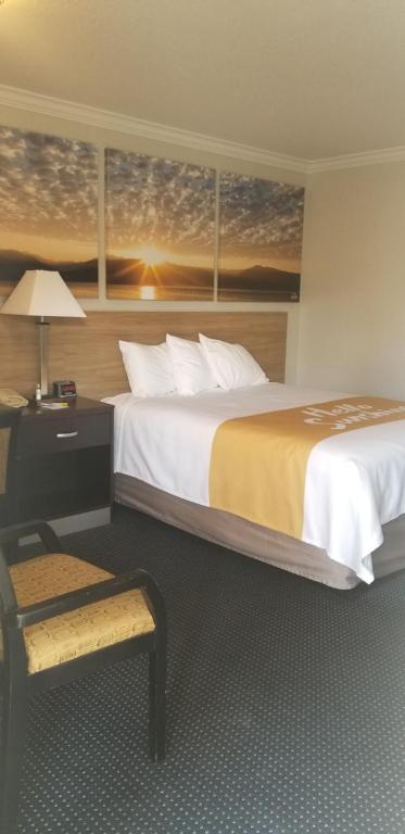 Postel nebo postele na pokoji v ubytování Days Inn by Wyndham Winnemucca