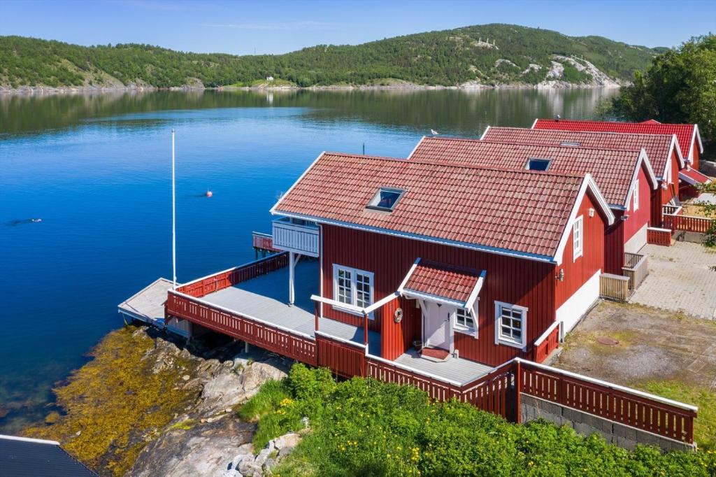 an aerial view of a red house on a lake at Flott sjøhus rett ved Saltstraumen in Saltstraumen