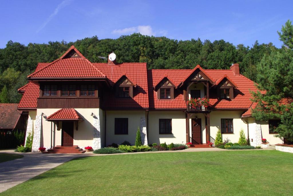 une maison avec un toit rouge et une cour dans l'établissement Dom Góreckich, à Kazimierz Dolny