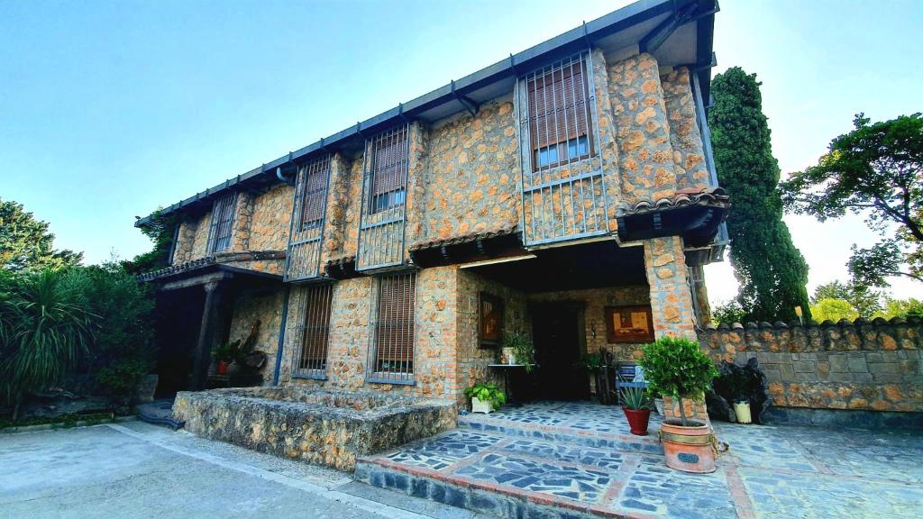 un antiguo edificio de piedra con un patio en la parte delantera en Casa Solis Monteprincipe en Boadilla del Monte