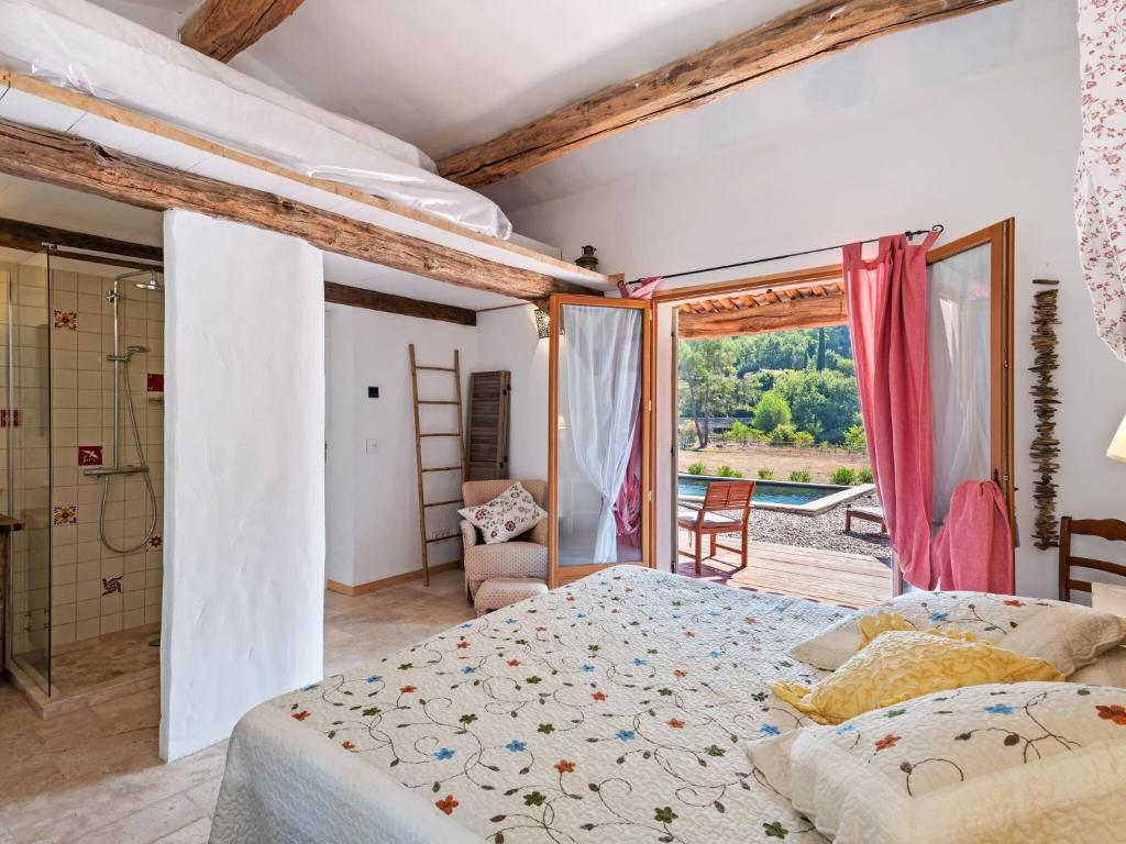 Postel nebo postele na pokoji v ubytování Villa in Bargemon with Pool and Mountain Views