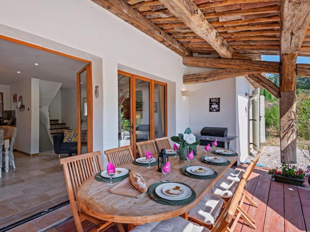Posezení v ubytování Villa in Bargemon with Pool and Mountain Views