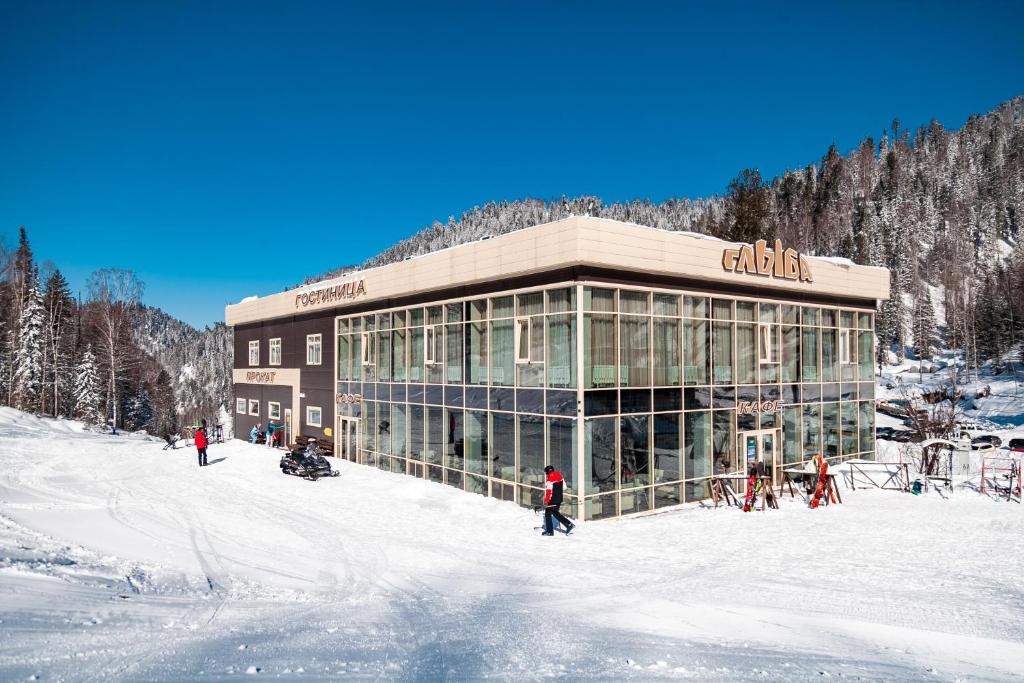 Озеро алтын кель. Телецкое озеро алтай. Глыба телецкое озеро. Глыба отель глк телецкий. Медвежий рай телецкое озеро.