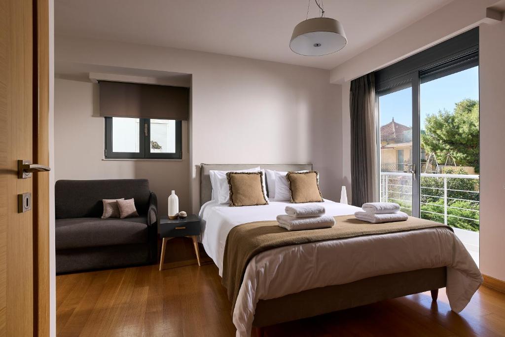 Posteľ alebo postele v izbe v ubytovaní Elaia Luxury Condo Glyfada