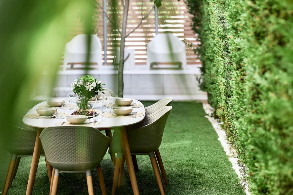 Vonkajšia záhrada v ubytovaní Elaia Luxury Condo Glyfada