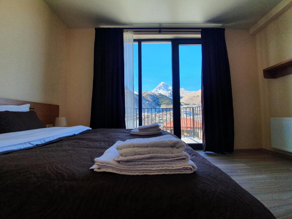 Postel nebo postele na pokoji v ubytování Hotel Horizon Kazbegi