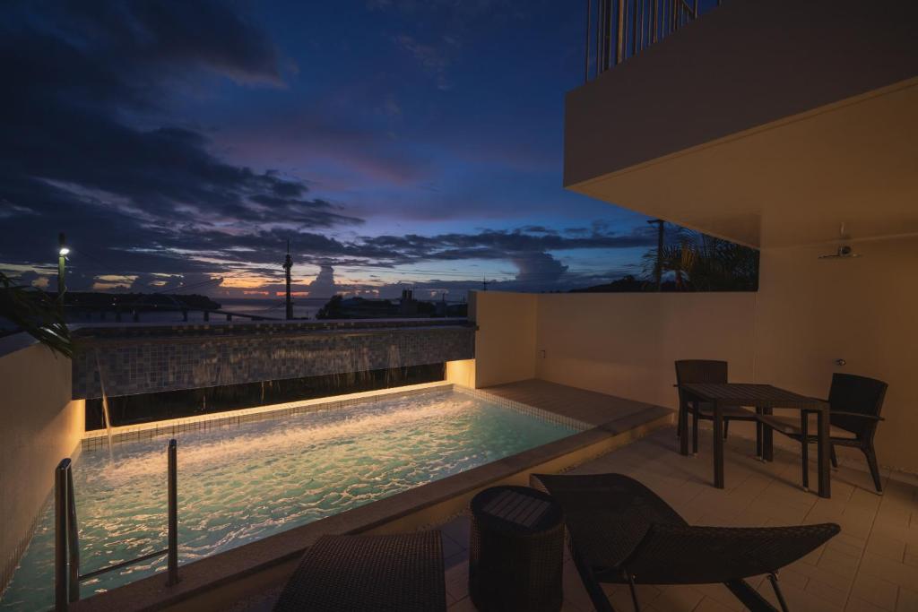 Der Swimmingpool an oder in der Nähe von KEN KEN VILLA YUUMODORO